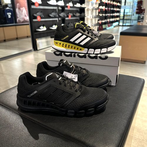 阿迪达斯夏季清风系列透气跑步鞋