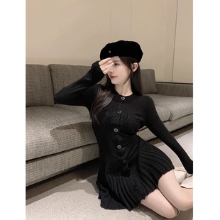 韩系纯欲短款打底裙子女秋冬2024新款修身内搭百褶针织连衣裙冬季