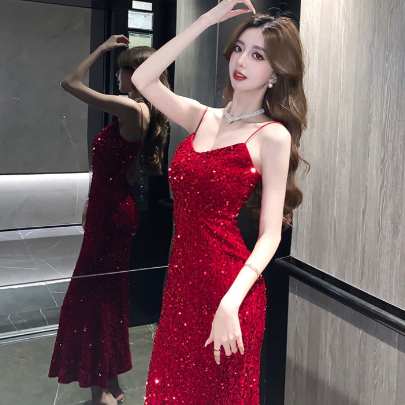 2025新年红色亮片吊带连衣裙女春装高级感修身包臀鱼尾晚礼服长裙