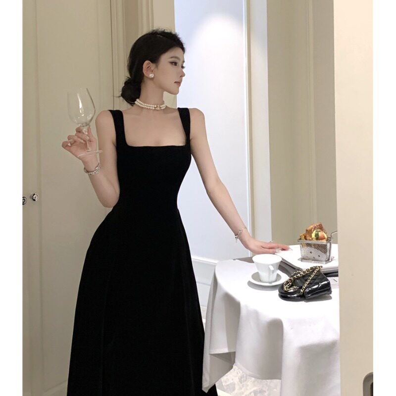 方领丝绒吊带连衣裙女秋冬气质修身赫本风名媛生日晚会黑色长裙子