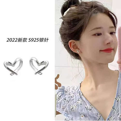 爱心耳钉女2026新款爆款迷你简约学生百搭通勤气质甜美轻奢耳环