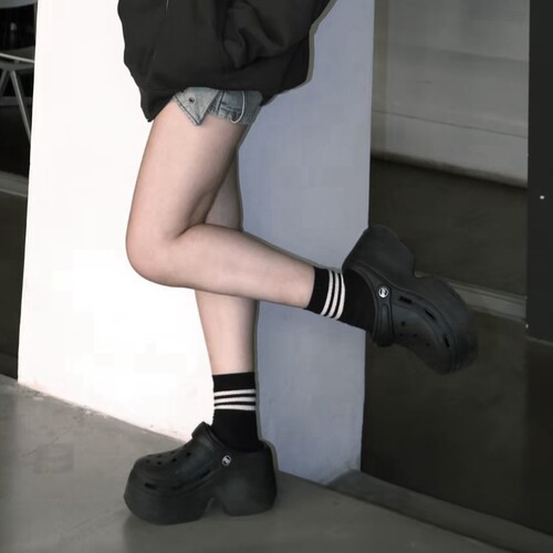 现货Crocs卡骆驰雪屋款 厚底增高洞洞鞋黑色男女凉鞋 209347-001