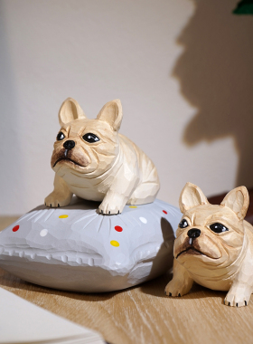 “枕头上的法斗”手工木雕小摆件卡通可爱狗狗工位桌面装饰品礼物