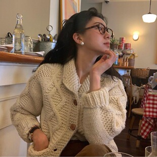 韩国东大门复古翻领重工编织口袋粗棒针麻花针织保暖毛衣外套女