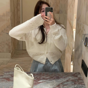 韩国东大门2025春装百搭甜美粉色镂空花纹系扣圆领针织开衫毛衣女