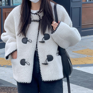 韩国东大门减龄圆领牛角扣包边设计皮毛一体毛毛外套女保暖大衣