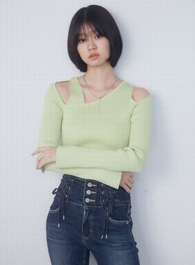 粉色甜心日式 EMOD**A斜领露肩修身纯欲风气质套头毛衣0424126306