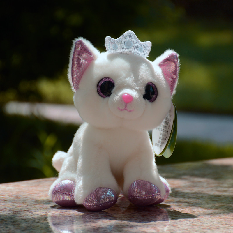 大眼迷你猫毛绒玩具白色猫咪公仔玩偶可爱皇冠小猫儿童节女生礼物