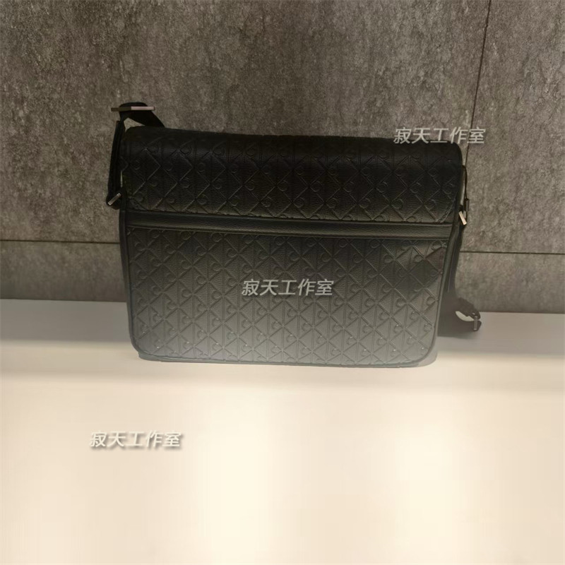 CK Jeans25秋冬新款男士休闲便携老花字母压纹单肩斜挎包4D3318G