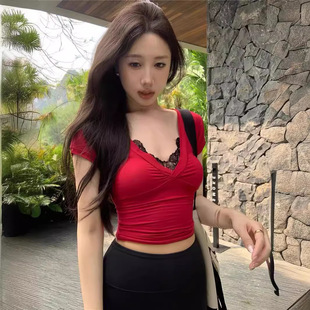 蕾丝拼接v领短袖 T恤 御姐炸街红色上衣女性感纯欲修身 显瘦别致短款