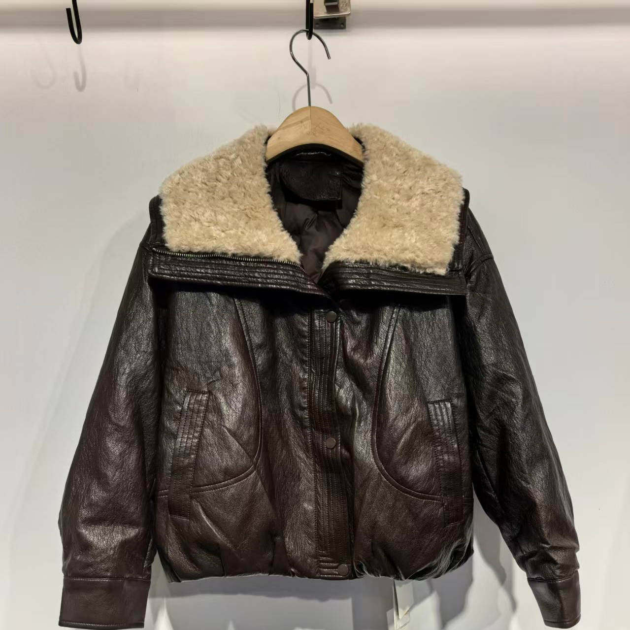 一家人25A65女装2025冬季新款时尚羊羔毛领羽绒服PI皮外套显瘦