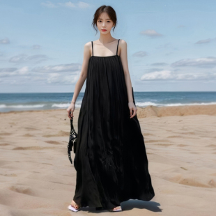 气质浪漫海边度假风沙滩褶皱露背吊带裙绝美黑色连衣裙2025夏 法式
