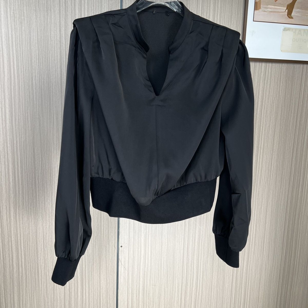 6795品牌撤柜剪标2026秋季新款长袖设计款黑色衬衫女装短款上衣