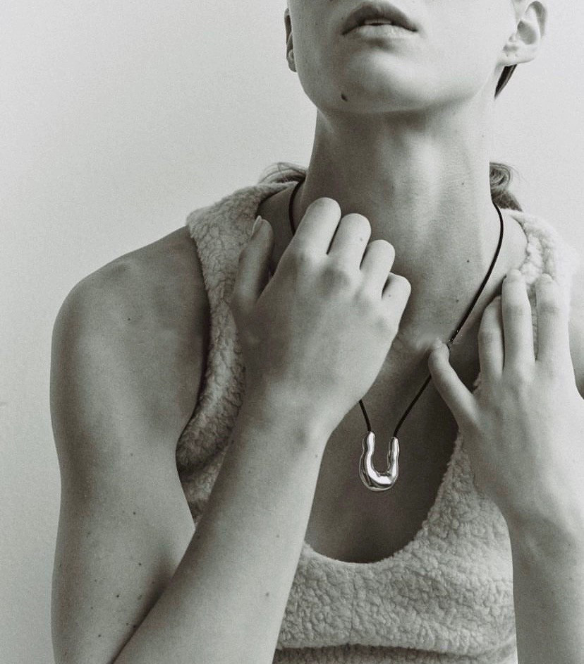 马总同款黄铜U型镜面金属项链不规则设计感黑皮绳马蹄长款项链ins