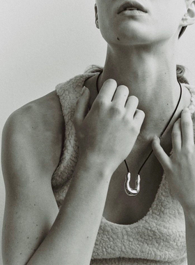 马总同款黄铜U型镜面金属项链不规则设计感黑皮绳马蹄长款项链ins