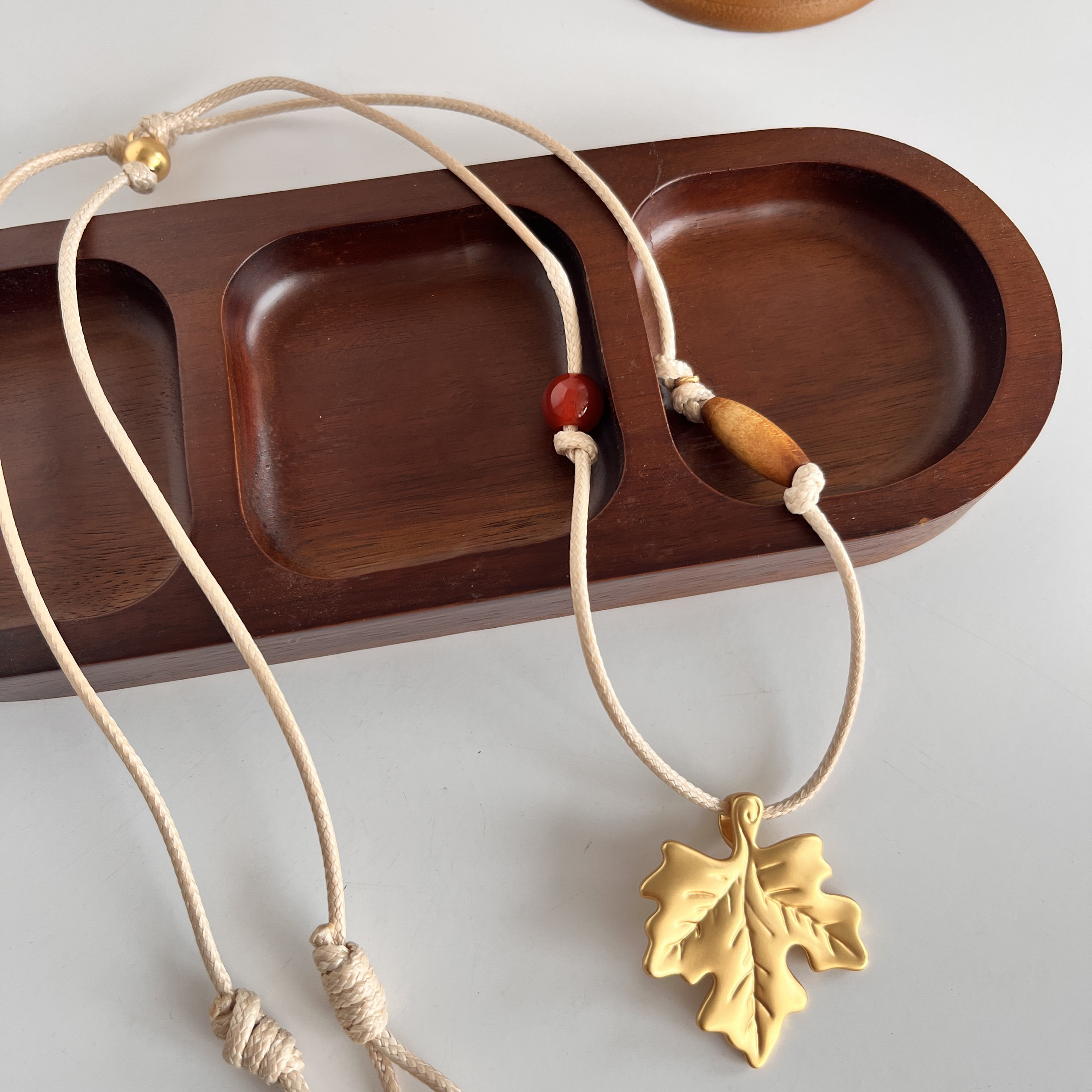 木珠红玛瑙枫叶项链女轻奢小众设计高级感叠戴皮绳长款串珠毛衣链