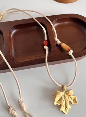 木珠红玛瑙枫叶项链女轻奢小众设计高级感叠戴皮绳长款串珠毛衣链