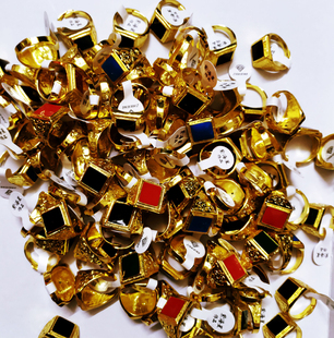 夸张土豪金戒指小品道具金戒指金戒指道具仿金项链假金戒指道具