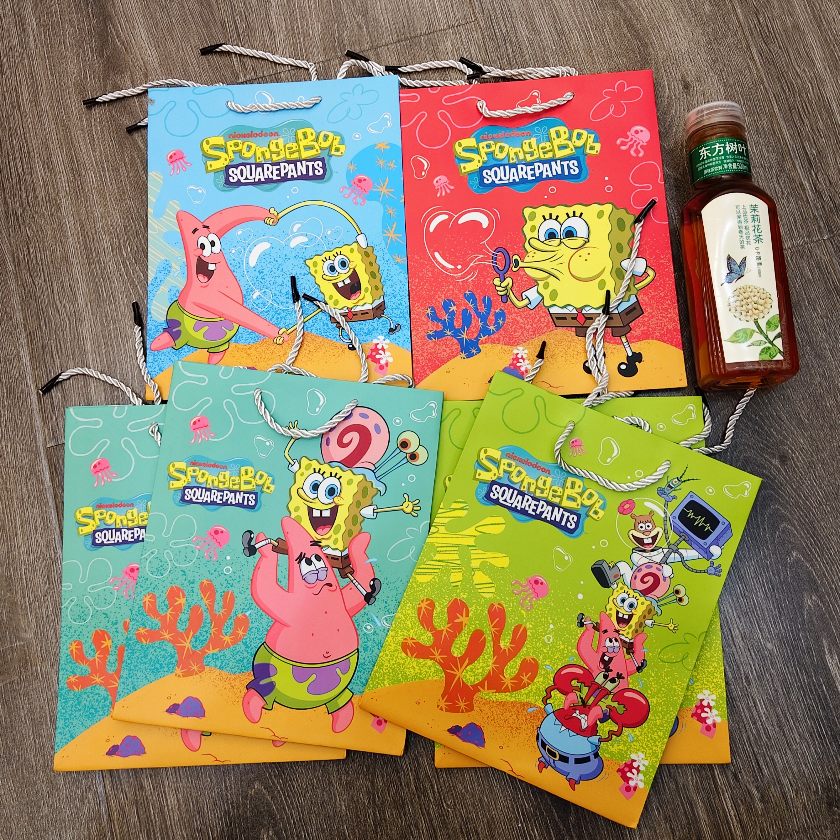 订单库存中号竖版海绵宝宝礼品纸袋手提袋图片