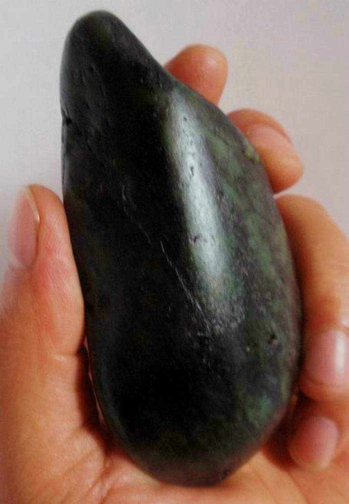 200克新疆纯天然和田玉墨碧玉籽料原石和田碧玉籽料【特价】