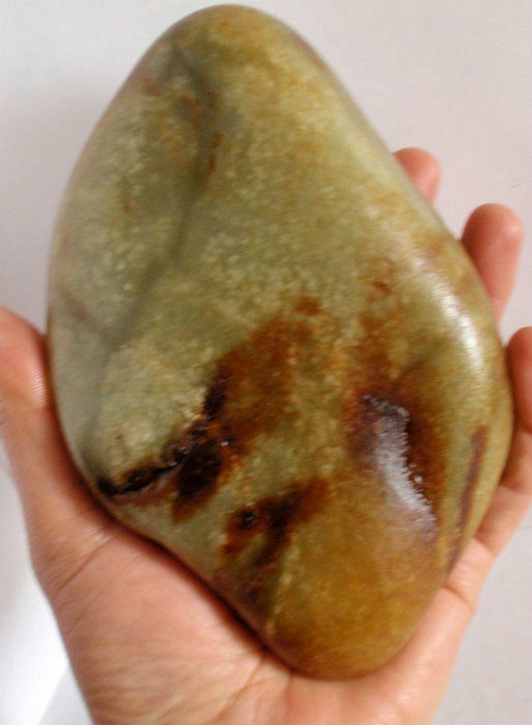 新疆和田青白玉籽料玉龙喀什河纯天然皮俏色可雕摆把件牌子1000克