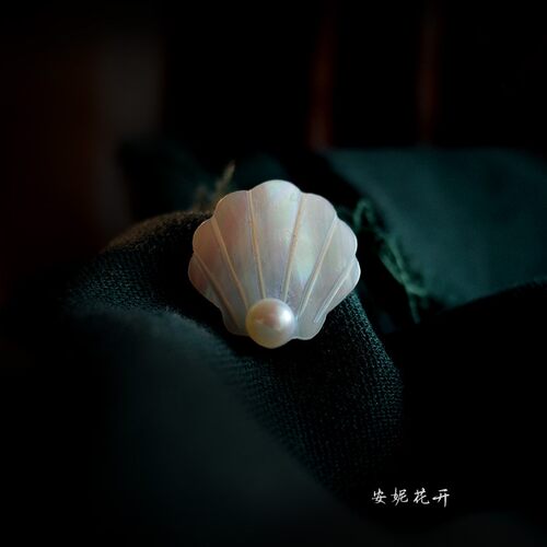 小巧精致贝壳珍珠胸针
