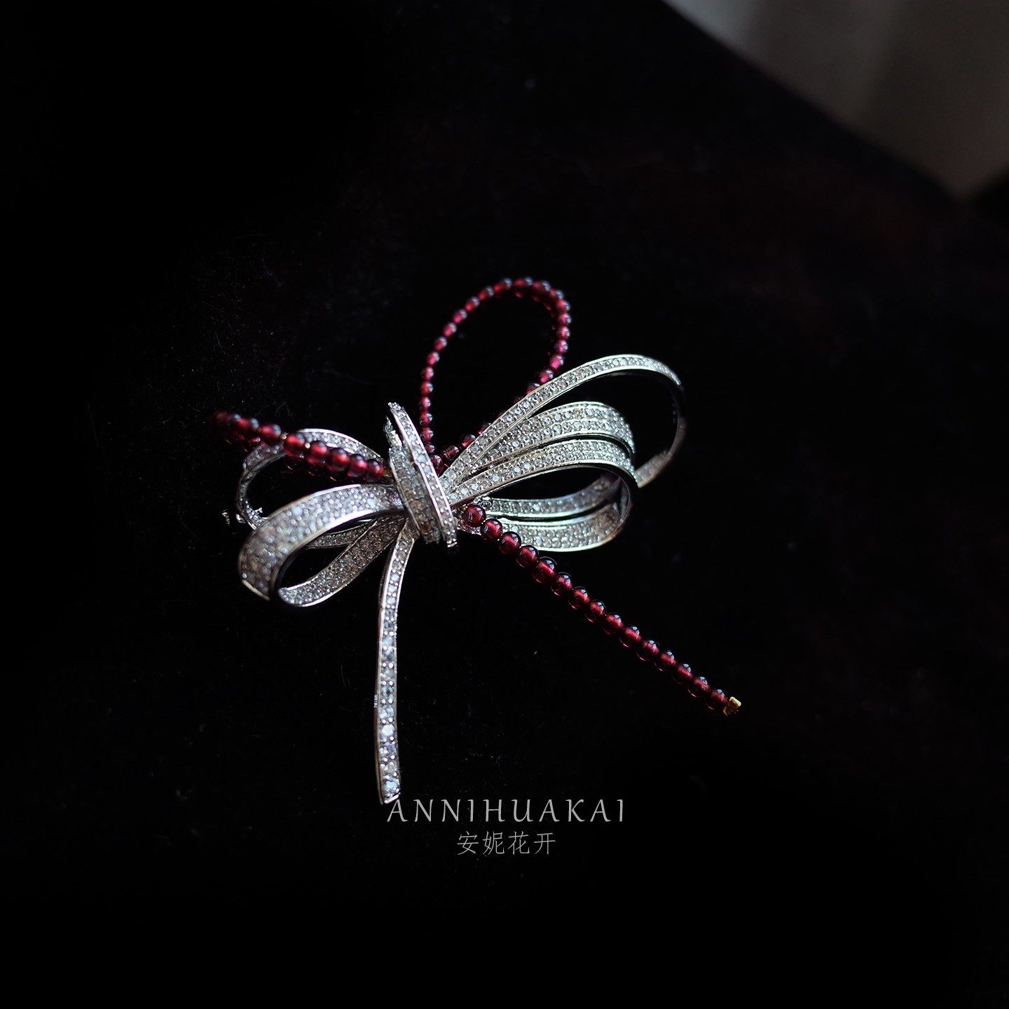 【香奢】重工高端大气优雅蝴蝶结石榴石胸针女百搭设计感新款配饰