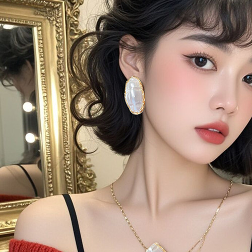 巴洛克珍珠夸张大耳钉女2024新款爆款轻奢高级感耳环简约椭圆耳饰