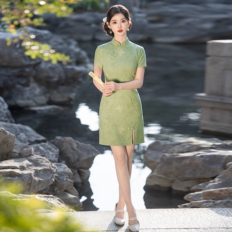 绿色文艺新中式短袖旗袍女2026春款年轻日常小个子短款夏季送考