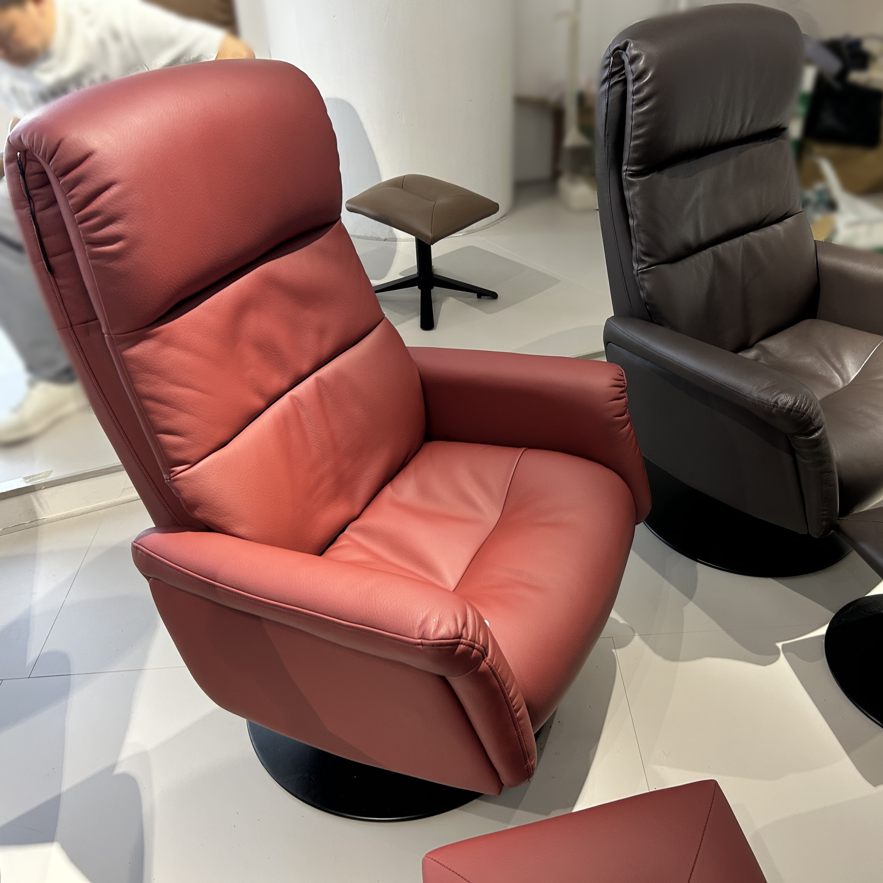 XD107极简现代真皮休闲椅头层牛皮旋转扶手椅主人椅客厅单人沙发