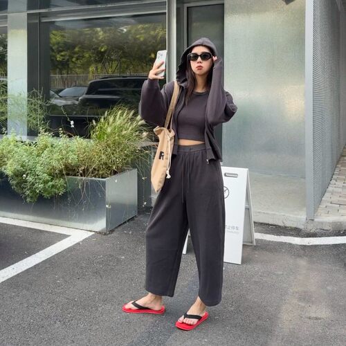 早春深灰三件套外套背心长裤套装