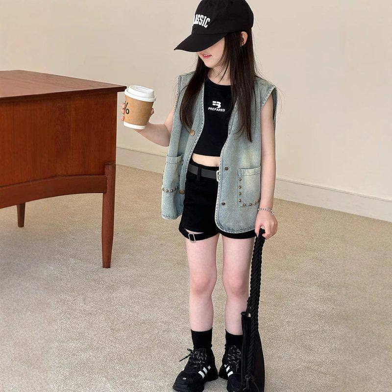 瑜瑜公主女童夏季薄款铆钉马甲图片