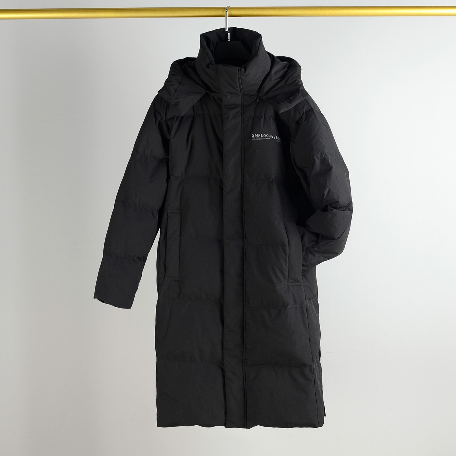 黑色连帽中长款羽绒服