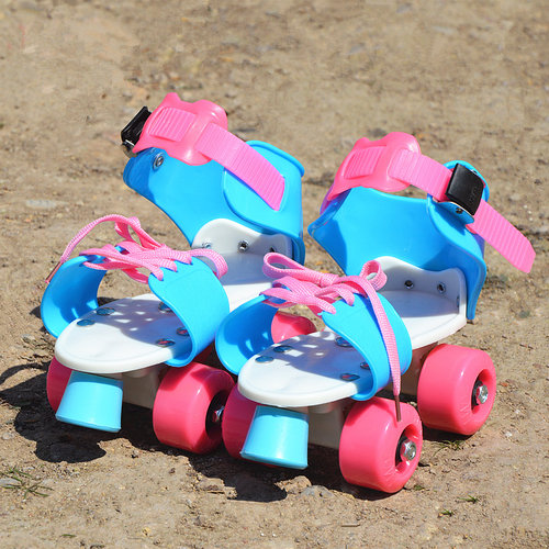 儿童可伸缩轮滑鞋简易