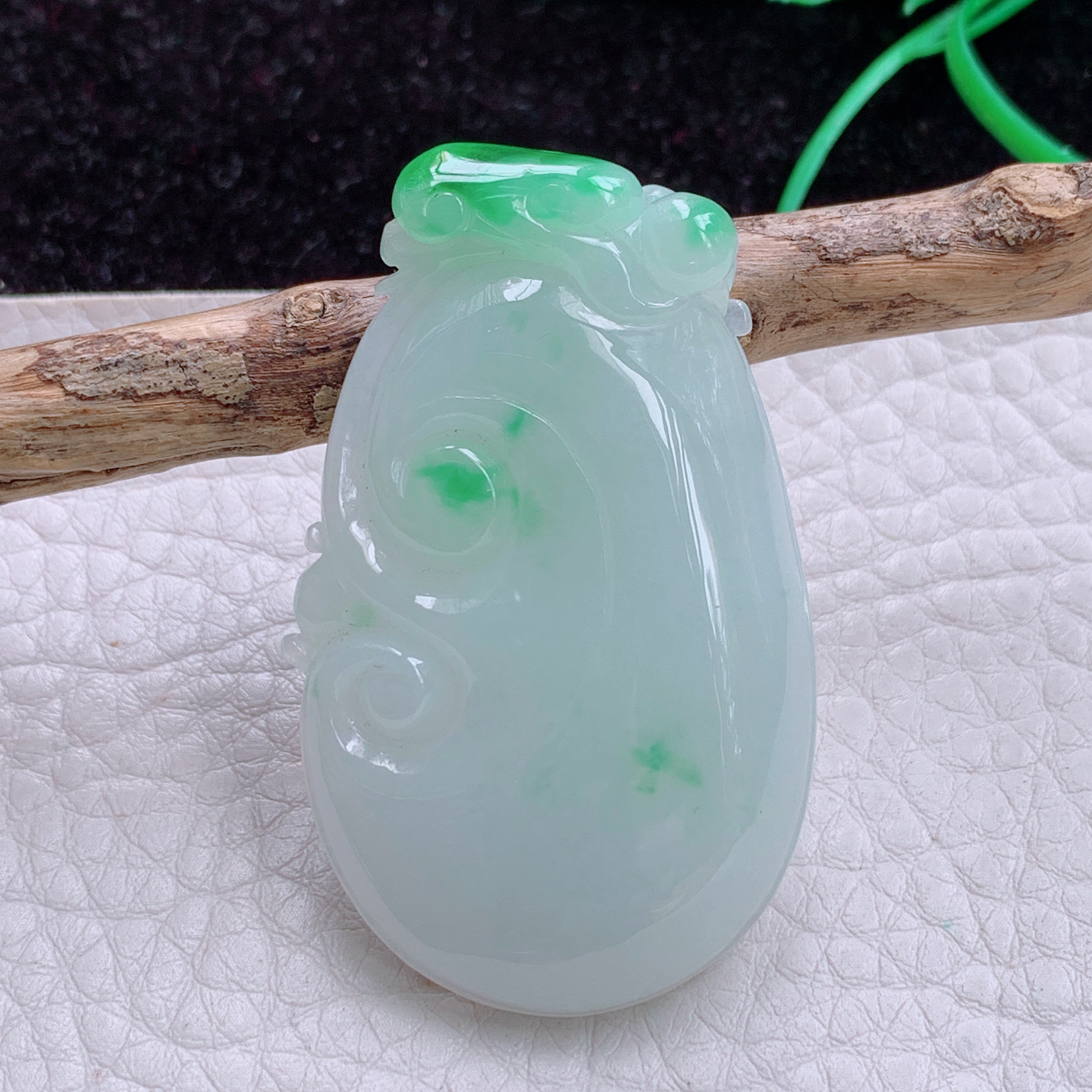 zen自然光48*29*7缅甸A货翡翠如意吊坠飘绿花精雕顺顺玉坠送女友