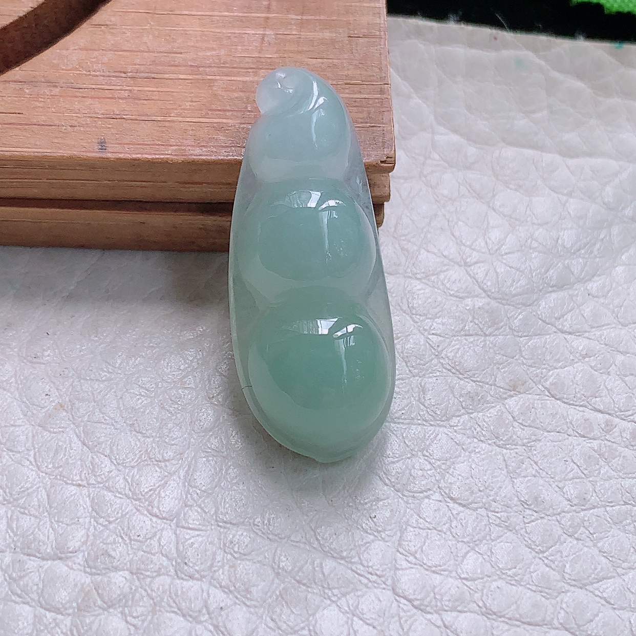 zen实拍31.5*12.8*7缅甸翡翠冰润饱满平安豆 福豆玉吊坠 玉挂件