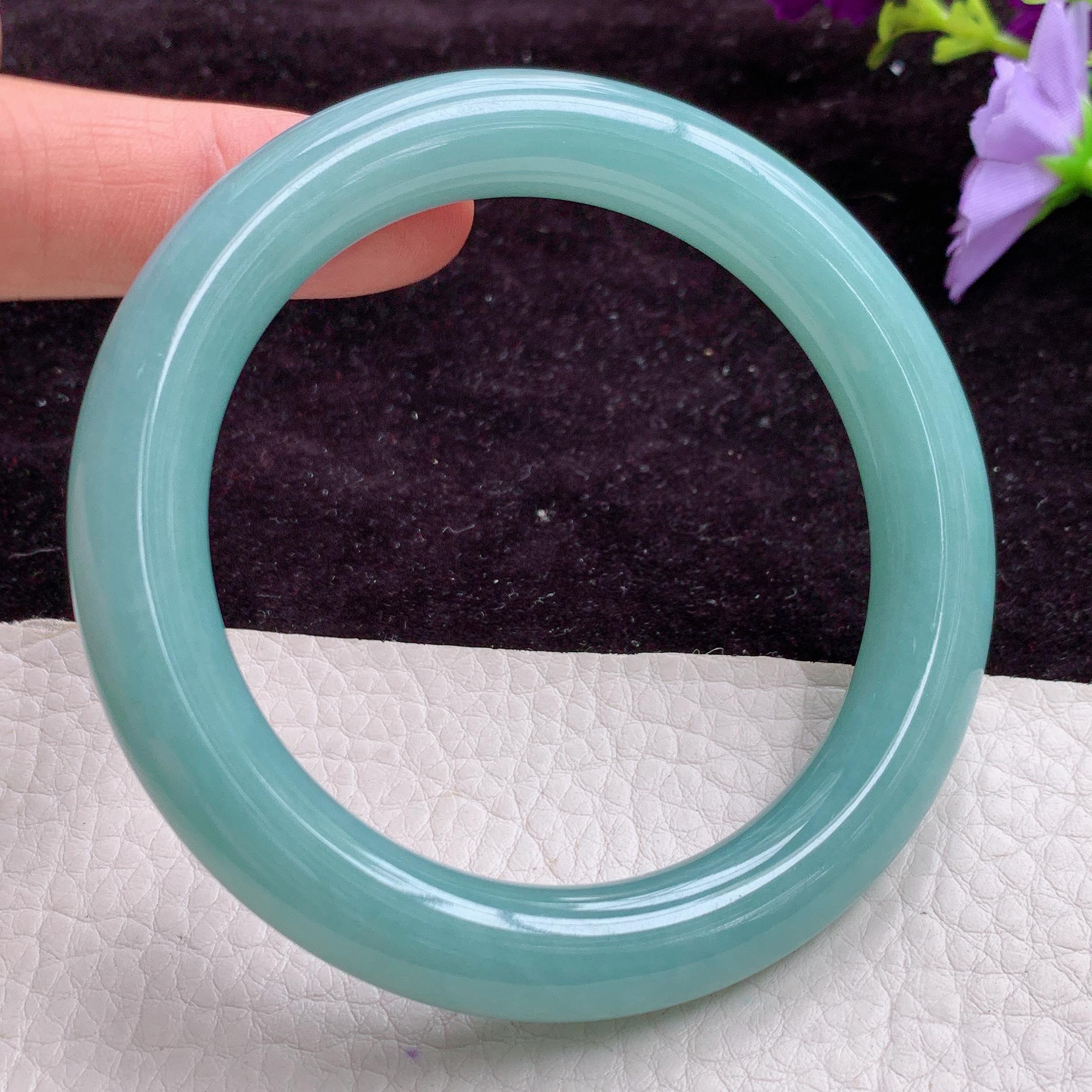 js实拍58*10.4满绿缅甸翡翠手镯蓝调圆条老坑玉手镯 福镯