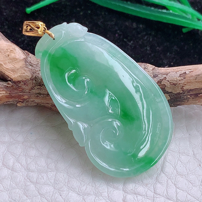 实拍x54缅甸翡翠A货冰飘阳绿事事顺 精美如意玉吊坠38.2*22.5*4mm