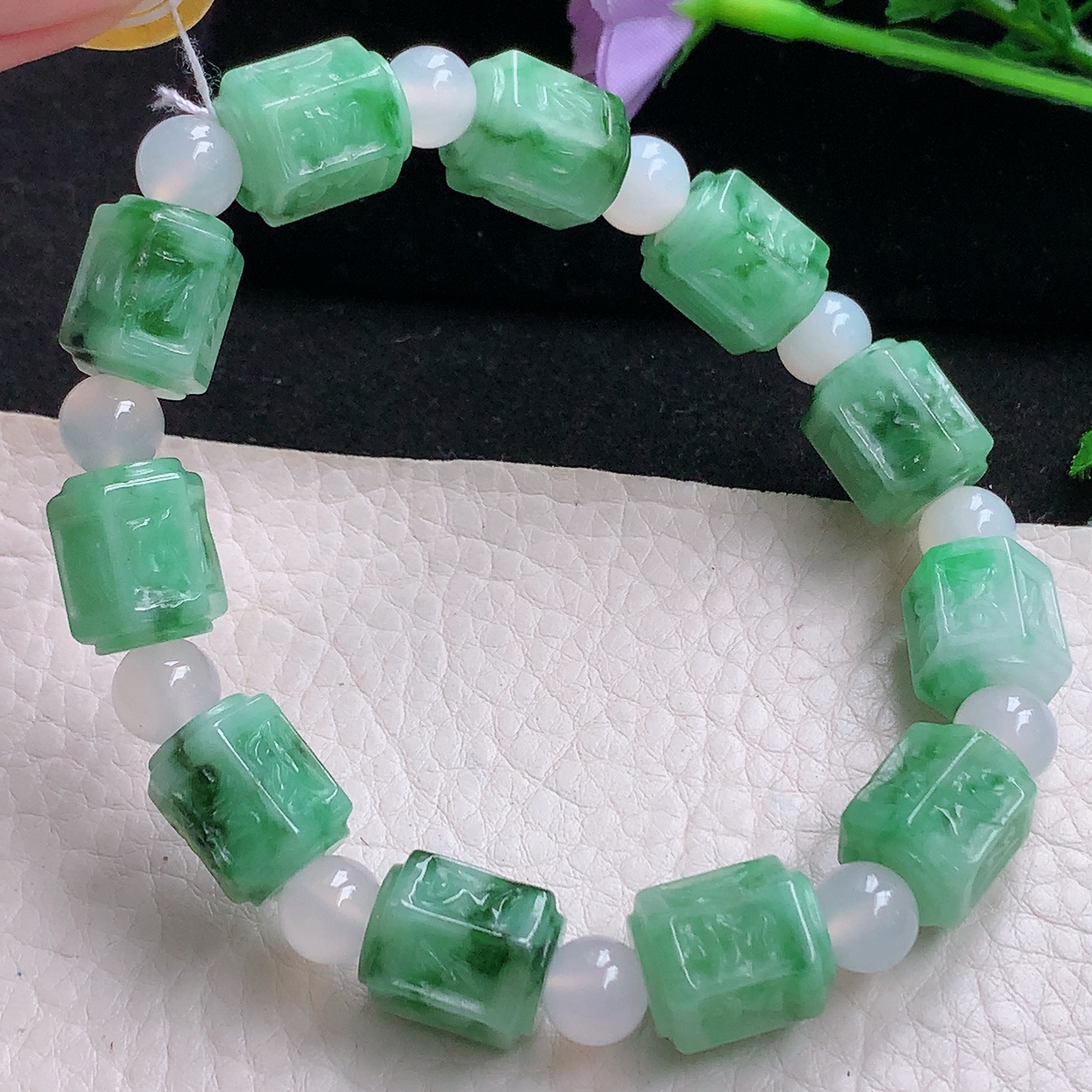 ss自然光14*10.8mm天然缅甸翡翠飘绿六字真言玉手链 玉手串