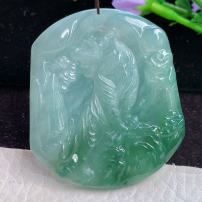 sd实拍51.3*44.8*5.3老坑精雕胶感翡翠上山虎 生肖虎玉吊坠玉挂件