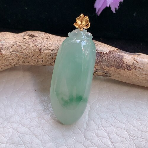 axm实拍28.5*12*7缅甸翡翠冰飘花小福瓜吊坠 18k金扣锁骨坠