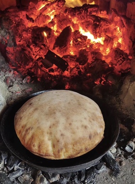 内蒙古敖鲁古雅玛力亚索使鹿部落鹿奶列巴