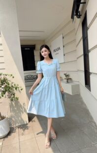 法式心型领短袖连衣裙 2026夏新泡泡袖天蓝色a字裙收腰波浪中长裙