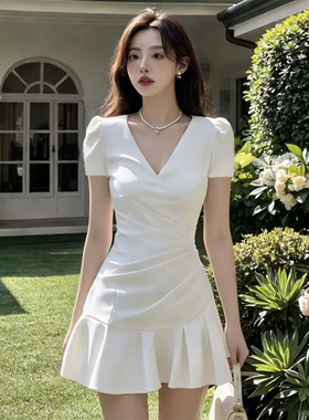 气质性感辣妹白色连衣裙女2026夏季新款收腰显瘦V领设计压褶裙子