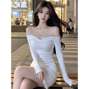 性感露肩白色V领长袖连衣裙气质辣妹风纯欲修身显瘦短款包臀裙子