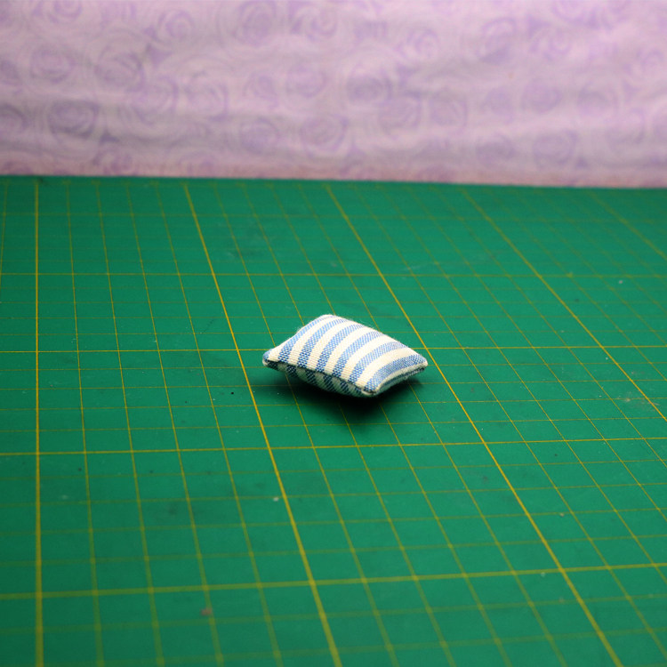 1:12 인형의 집 인형의 집 미니 나무 소형 ??가구 모델 액세서리 쿠션 D172