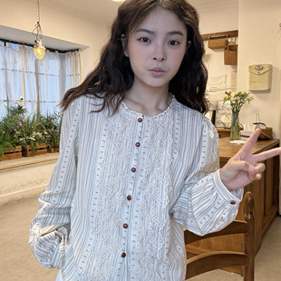 法式复古蕾丝拼接条纹衬衫女2025秋季新款宽松显瘦圆领单排扣上衣
