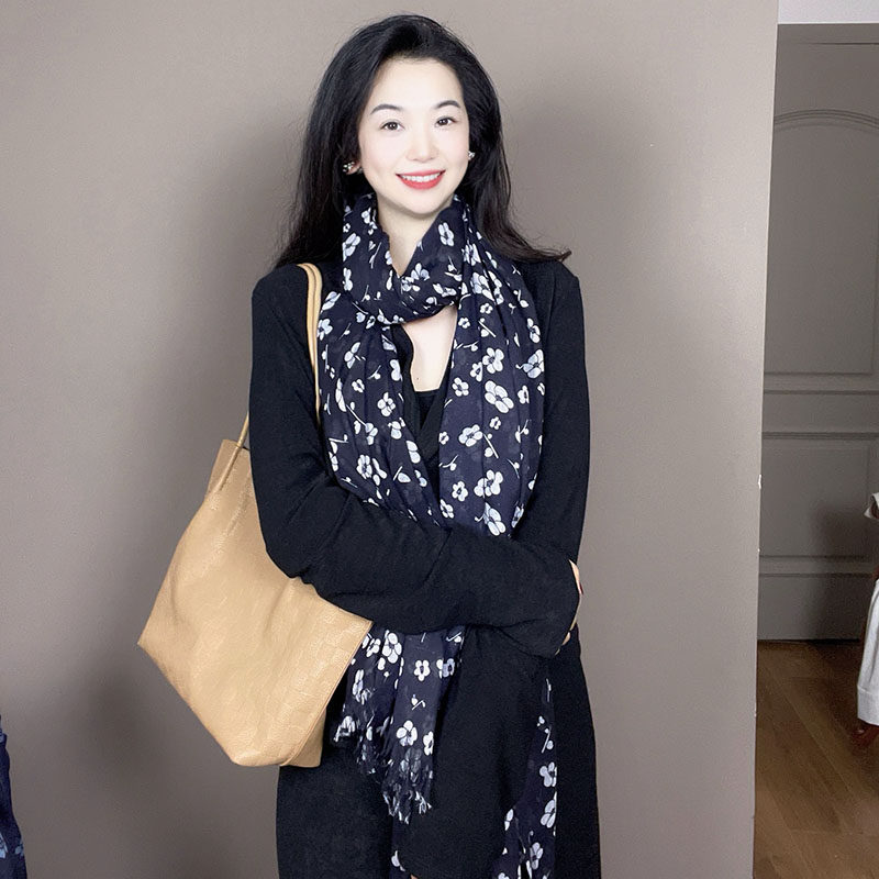 藏蓝色棉麻围巾女民族风春秋冬2026新款超长护颈碎花文艺百搭围脖