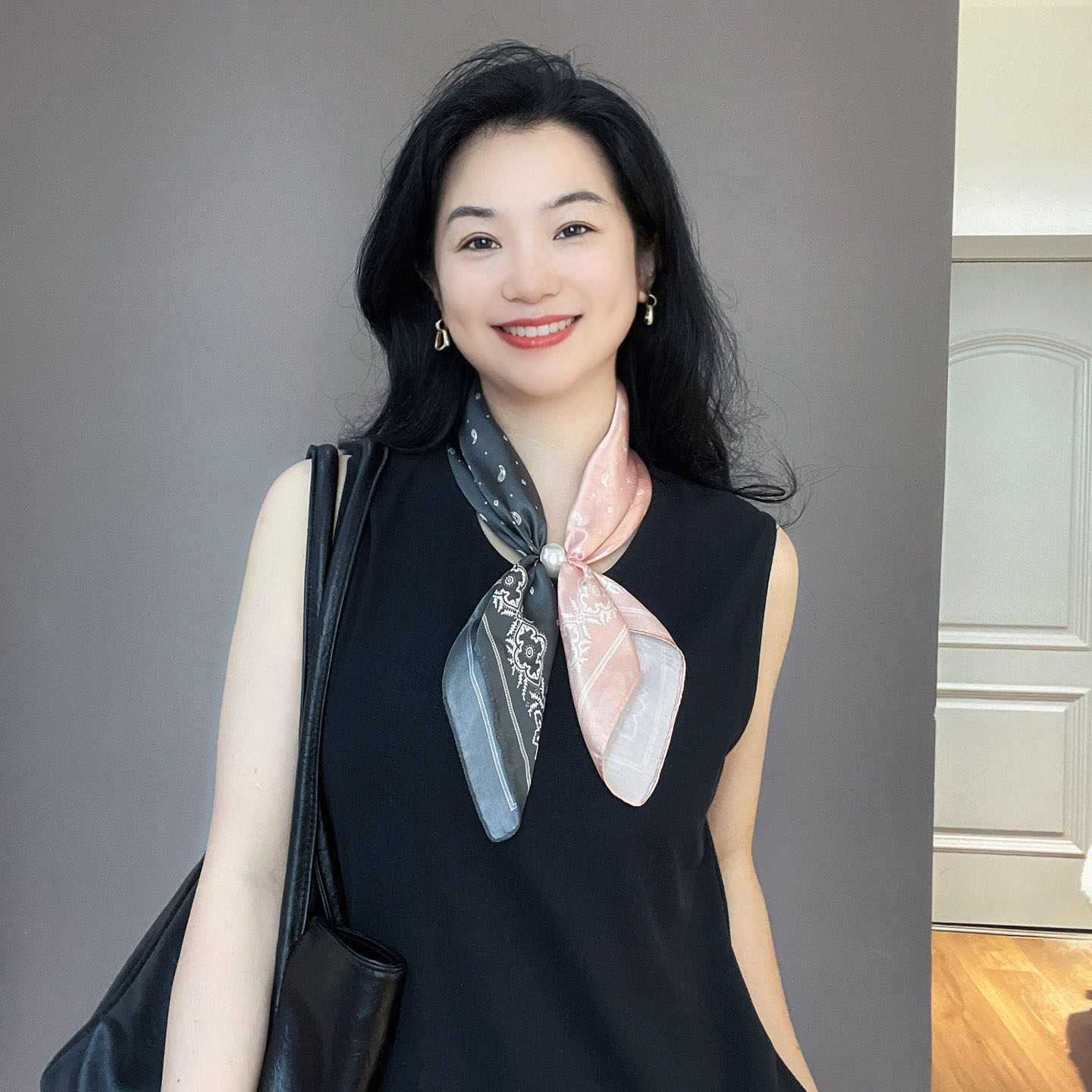 粉灰拼色磁吸扣真丝丝巾女100%桑蚕丝时尚百搭高级感珍珠项链方巾
