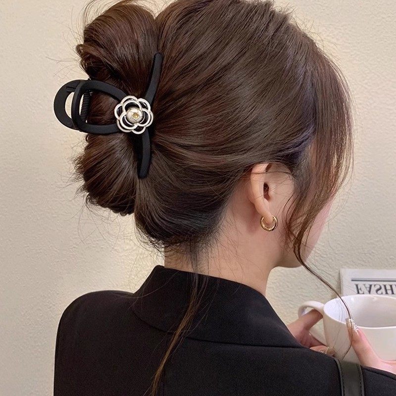 山茶花抓夹女2025新款秋冬发夹女后脑勺中号气质高级感鲨鱼夹头饰